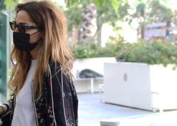 Φωτογραφία: Η Δέσποινα Βανδή περιμένει στο μπαλκόνι τον Μπισμπίκη μετά την Ευελπίδων