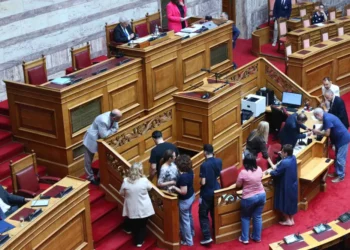 «Κόφτης» στα μικρόφωνα της Βουλής από Οκτώβριο – Τι αλλάζει για βουλευτές και αρχηγούς