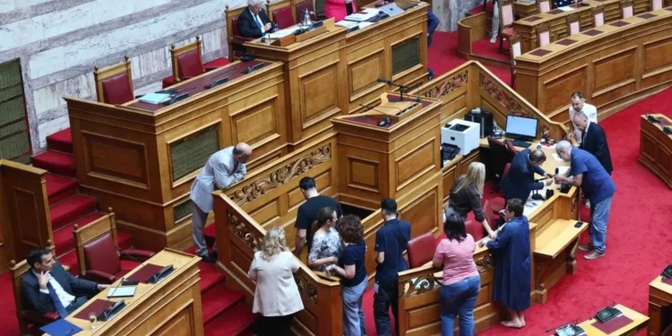 «Κόφτης» στα μικρόφωνα της Βουλής από Οκτώβριο – Τι αλλάζει για βουλευτές και αρχηγούς