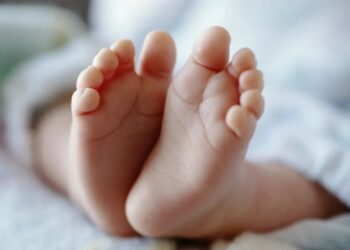 Εγκατέλειψαν βρέφος σε πάρκο στην Ακρόπολη – Βρέθηκε σε καρότσι σούπερ μάρκετ