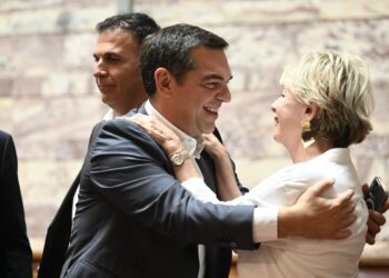 Ακρίτα για Τσίπρα: Δεν είμαι προσωπολατρης – Δύο χρόνια δε μίλησε για Τέμπη και ΟΠΕΚΕΠΕ (βίντεο)