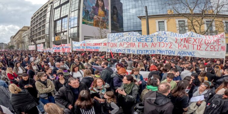 “Νεκρώνει” το Δημόσιο για το 13ωρο: Απεργία ΑΔΕΔΥ στις 14 Οκτωβρίου
