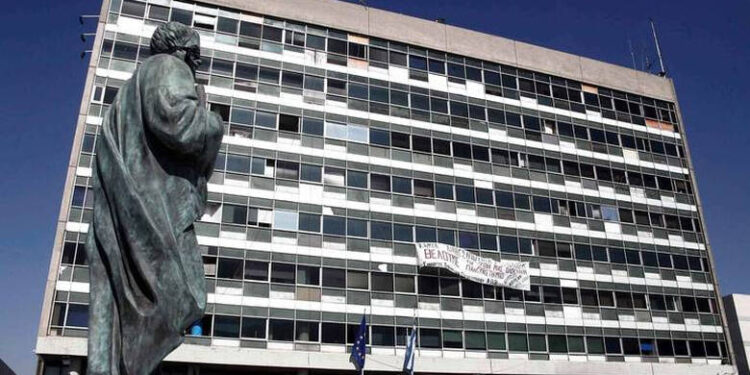 ΑΠΘ: Ιδρύει 16 ξενόγλωσσα προπτυχιακά προγράμματα σπουδών και ξεκινά εξετάσεις με tablets