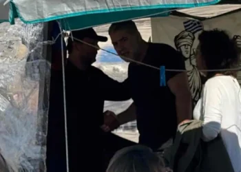 Η σύζυγος του Πάνου Ρούτσι «αδειάζει» τον Μπισμπίκη: «Δεν τον καλέσαμε ποτέ στο Σύνταγμα»