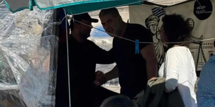 Η σύζυγος του Πάνου Ρούτσι «αδειάζει» τον Μπισμπίκη: «Δεν τον καλέσαμε ποτέ στο Σύνταγμα»