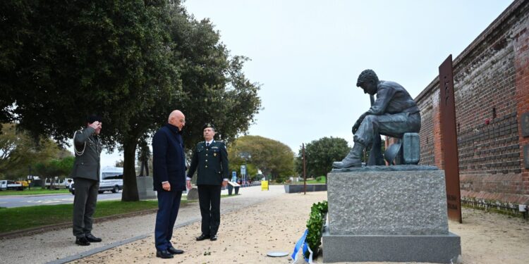 Η φωτογραφία του Ν. Δένδια που απαντά για το μνημείο του άγνωστου στρατιώτη