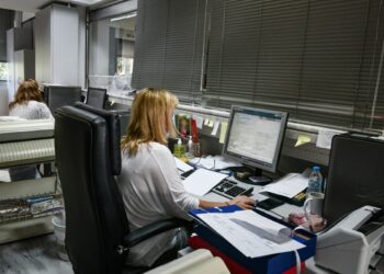 Εν Οίκω… Εν Δήμω: Αποκαλύψεις, παρασκήνιο και άγνωστες ιστορίες τοπικής αυτοδιοίκησης