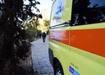 Αλεξανδρούπολη: Άνοιξε η πόρτα του ασθενοφόρου και βρέθηκε στον δρόμο ασθενής μαζί με το φορείο