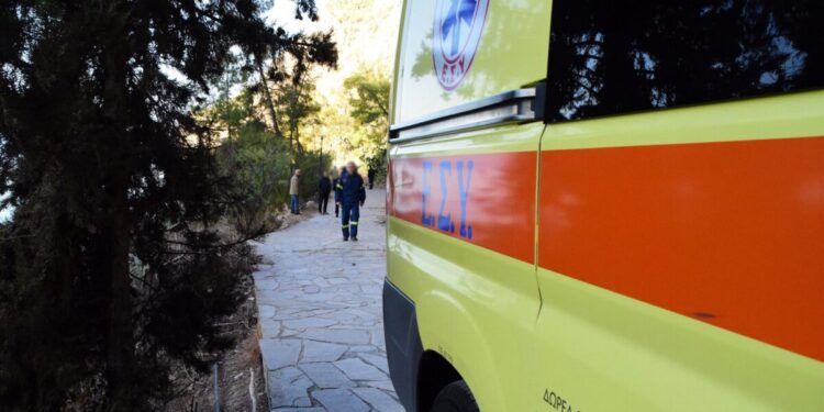 Αλεξανδρούπολη: Άνοιξε η πόρτα του ασθενοφόρου και βρέθηκε στον δρόμο ασθενής μαζί με το φορείο