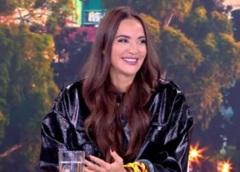 Ρία Ελληνίδου: “Αφήνω ανοιχτή την κουρτίνα για τους γείτονες, να πάρουν λίγο μάτι”