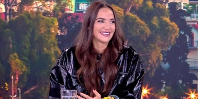 Ρία Ελληνίδου: “Αφήνω ανοιχτή την κουρτίνα για τους γείτονες, να πάρουν λίγο μάτι”