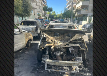 Τέσσερα ΙΧ τυλίχθηκαν στις φλόγες στον Άλιμο – Πανικός νωρίς το πρωί