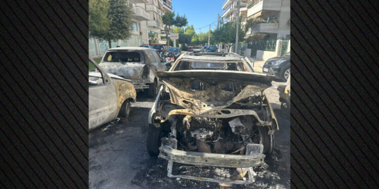 Τέσσερα ΙΧ τυλίχθηκαν στις φλόγες στον Άλιμο – Πανικός νωρίς το πρωί