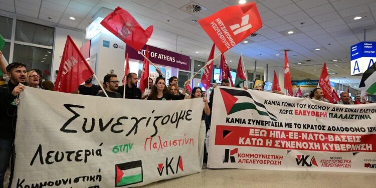 Έφτασαν στην Αθήνα οι 27 Έλληνες ακτιβιστές του στολίσκου για τη Γάζα