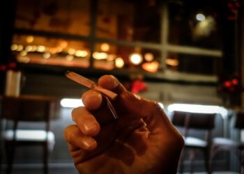 «Φωτιά» στα πακέτα βάζει η Κομισιόν: Εκτοξεύεται η τιμή τσιγάρων και ηλεκτρονικών προϊόντων