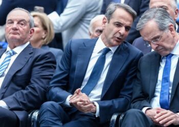 «Καραμανλής – Σαμαράς: Τα κάρβουνα σιγοκαίνε, αλλά στο Μαξίμου μυρίζουν καμένο»
