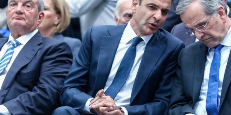 «Καραμανλής – Σαμαράς: Τα κάρβουνα σιγοκαίνε, αλλά στο Μαξίμου μυρίζουν καμένο»