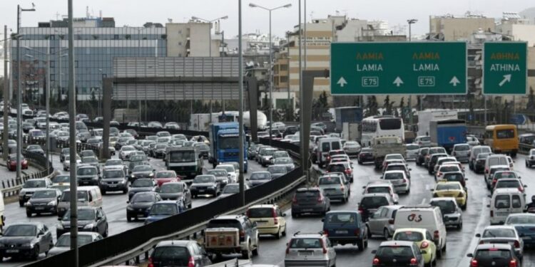 Κυκλοφοριακό χάος στον Κηφισό: Μποτιλιάρισμα από πέντε τροχαία