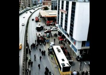 Ασύλληπτο τροχαίο στην Κωνσταντινούπολη: Οδηγός λεωφορείου μάλωνε με δικυκλιστή κι έπεσε σε στάση λεωφορείου γεμάτη κόσμο – Συγκλονιστικό βίντεο