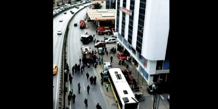 Ασύλληπτο τροχαίο στην Κωνσταντινούπολη: Οδηγός λεωφορείου μάλωνε με δικυκλιστή κι έπεσε σε στάση λεωφορείου γεμάτη κόσμο – Συγκλονιστικό βίντεο