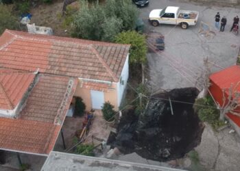 Κρατήρας – Αιτωλοακαρνανία: Γιατί η Γη βούιξε πριν ανοίξει (συγκλονιστικό βίντεο)