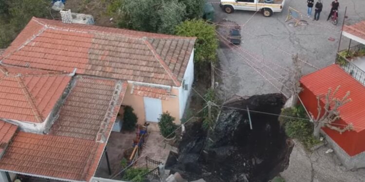 Κρατήρας – Αιτωλοακαρνανία: Γιατί η Γη βούιξε πριν ανοίξει (συγκλονιστικό βίντεο)