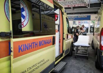 Αδιανόητο περιστατικό στην Αλεξανδρούπολη: Άνοιξε η πόρτα ασθενοφόρου και η ασθενής έπεσε στο δρόμο