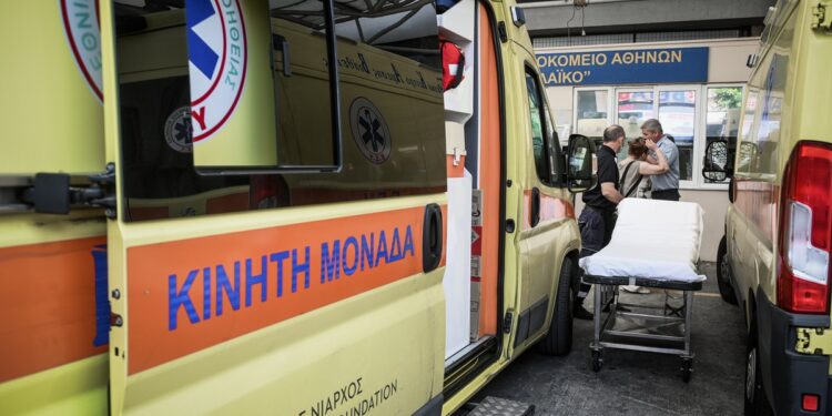 Αδιανόητο περιστατικό στην Αλεξανδρούπολη: Άνοιξε η πόρτα ασθενοφόρου και η ασθενής έπεσε στο δρόμο