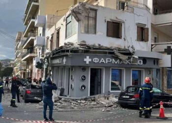 Λαύριο: Κατέρρευσε μπαλκόνι κτηρίου – Μια γυναίκα ελαφρά τραυματίας