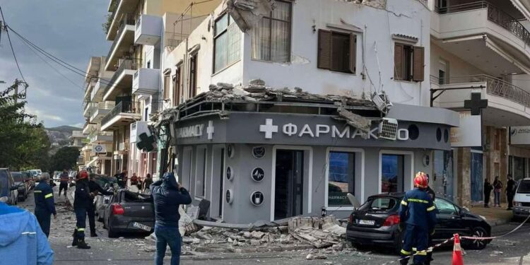 Λαύριο: Κατέρρευσε μπαλκόνι κτηρίου – Μια γυναίκα ελαφρά τραυματίας
