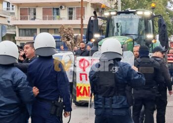 «Μάχη» στη Λιβαδειά: Αγρότες με τρακτέρ, ΜΑΤ με χημικά – Χάος στο Διοικητήριο παρουσία Τσιάρα