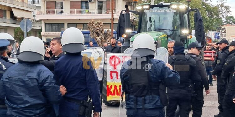 «Μάχη» στη Λιβαδειά: Αγρότες με τρακτέρ, ΜΑΤ με χημικά – Χάος στο Διοικητήριο παρουσία Τσιάρα