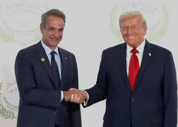 Η θερμή χειραψία Μητσοτάκη – Τραμπ πριν από τη Σύνοδο για τη Γάζα