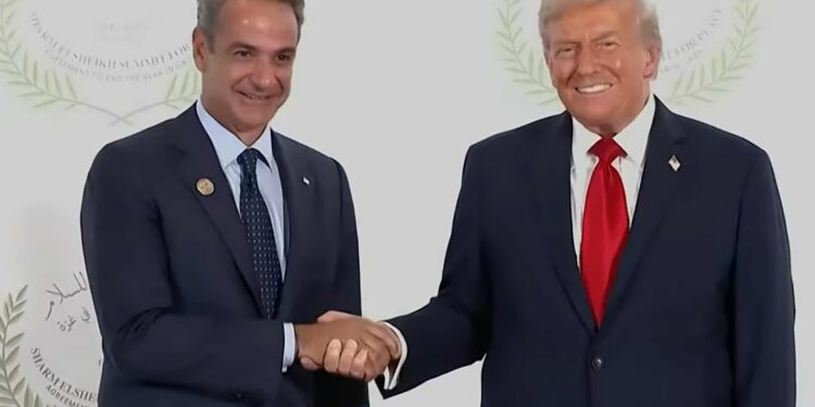 Η θερμή χειραψία Μητσοτάκη – Τραμπ πριν από τη Σύνοδο για τη Γάζα
