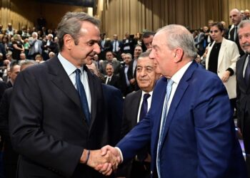 Θερμή χειραψία Μητσοτάκη – Καραμανλή αλλά χωρίς τον Αντώνη Σαμαρά στην παρουσίαση του βιβλίου του Ευρυπίδη Στυλιανίδη