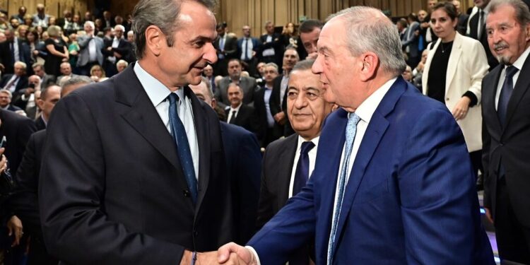 Θερμή χειραψία Μητσοτάκη – Καραμανλή αλλά χωρίς τον Αντώνη Σαμαρά στην παρουσίαση του βιβλίου του Ευρυπίδη Στυλιανίδη