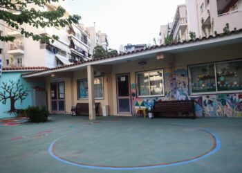 Νήπιο το “έσκασε” από το νηπιαγωγείο – Περπατούσε μόνο στην Αχαρνών