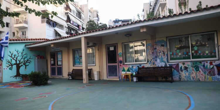 Νήπιο το “έσκασε” από το νηπιαγωγείο – Περπατούσε μόνο στην Αχαρνών