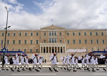 Παρατηρητήριο εξουσίας: Συνωστισμός για την παρέλαση