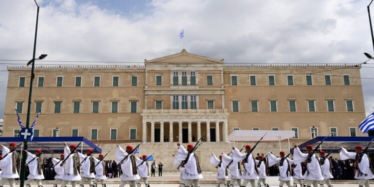 Παρατηρητήριο εξουσίας: Συνωστισμός για την παρέλαση