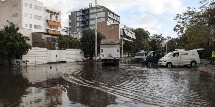 Καταιγίδα – Αττική: Η ώρα που θα χτυπήσει το Λεκανοπέδιο – Οι 10 περιοχές που θα πνιγούν