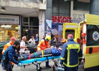Έπεσε δέντρο – Τραυμάτισε πολίτη στο κέντρο της Αθήνας – ΦΩΤΟΡΕΠΟΡΤΑΖ