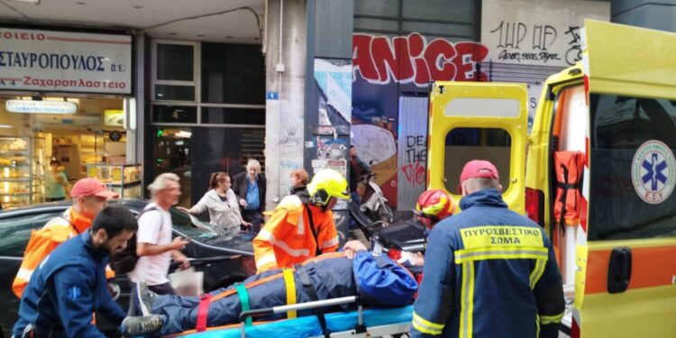 Έπεσε δέντρο – Τραυμάτισε πολίτη στο κέντρο της Αθήνας – ΦΩΤΟΡΕΠΟΡΤΑΖ