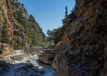 Η κακοκαιρία έκλεισε τη Σαμαριά – Αναστολή επισκέψεων στον Δρυμό