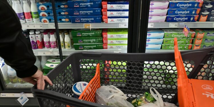 Πέφτουν οι τιμές σε 2.000 προϊόντα – Αναλυτικά η λίστα