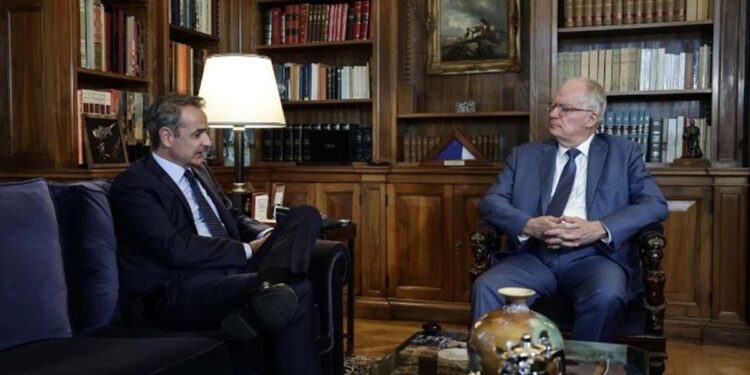Μητσοτάκης: Επαναστατική Γυμναστική από την Αντιπολίτευση για τον ‘Αγνωστο Στρατιώτη