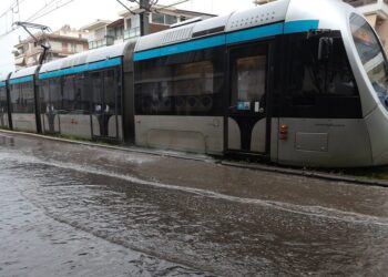 Πλημμύρισαν οι ράγες του τραμ στη Γραμμή 7 λόγω της καταιγίδας – Ποιες στάσεις είναι εκτός λειτουργίας
