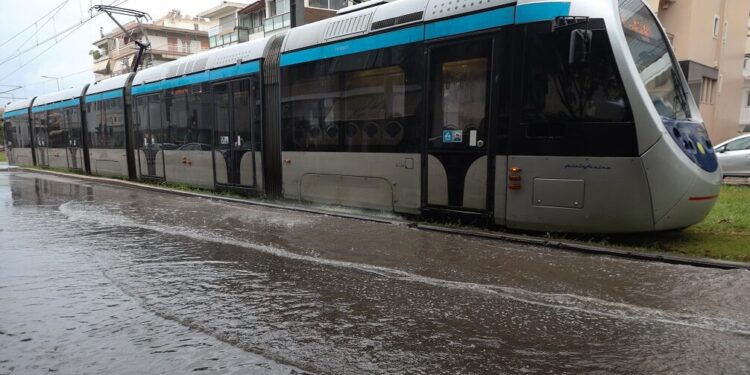 Πλημμύρισαν οι ράγες του τραμ στη Γραμμή 7 λόγω της καταιγίδας – Ποιες στάσεις είναι εκτός λειτουργίας