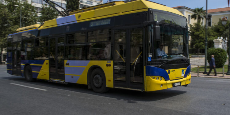 Παρατηρητήριο εξουσίας: Όπισθεν για τρόλεϊ