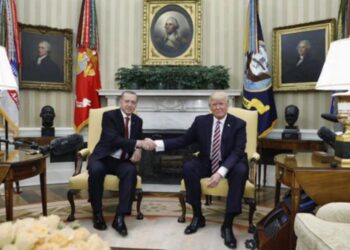 Αποκαλυπτικός διάλογος έξω από το Λευκό Οίκο: «Πήραμε τον π@ύλο….», λέει Toύρκος δημοσιογράφος